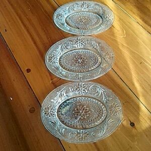 Set of 3 clear glass plates.